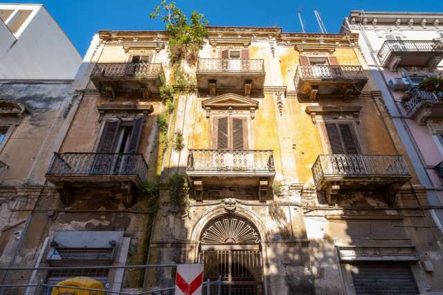 Bari, tra massoneria e musica la storia dell'antico e decadente palazzo di via Abbrescia n.25